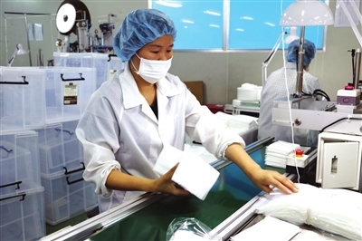 工人趕制防護(hù)口罩 無(wú)紡布口罩的生產(chǎn)一線(xiàn)